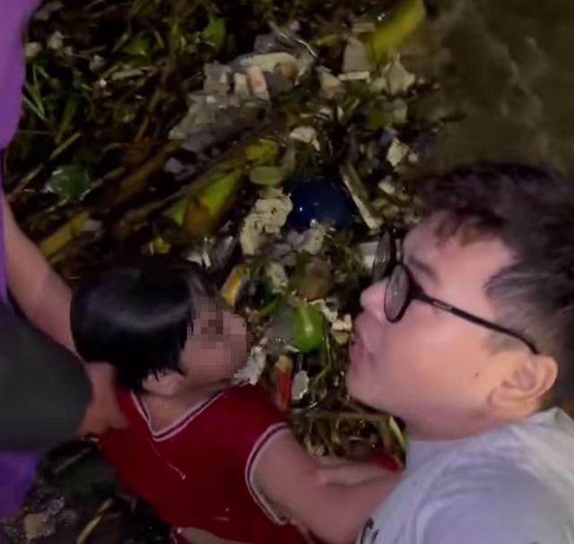 Cháu bé trôi giữa dòng nước xiết trên sông Hàn, câu chuyện hy hữu đằng sau- Ảnh 2. Cháu bé trôi giữa dòng nước xiết trên sông Hàn, câu chuyện hy hữu đằng sau- Ảnh 2.