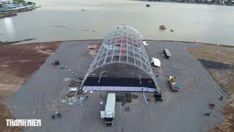 Rạp cưới 'khủng' của Hoa hậu Đỗ Thị Hà, 'thiếu gia' Sơn Hải bên sông Nhật Lệ- Ảnh 2.