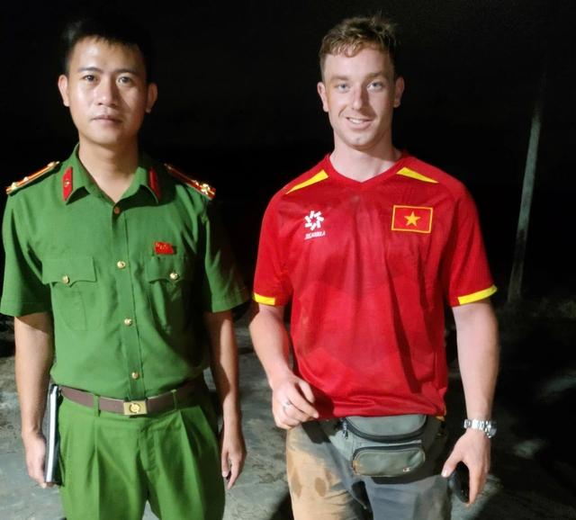 Hai du khách Hà Lan đi lạc vào rừng sâu được công an Quảng Trị giải cứu- Ảnh 1. Hai du khách Hà Lan đi lạc vào rừng sâu được công an Quảng Trị giải cứu- Ảnh 1.