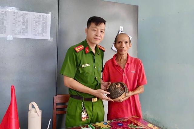 Động vật quý hiếm bò vào sân, người dân bắt nộp cho công an - Ảnh 1.