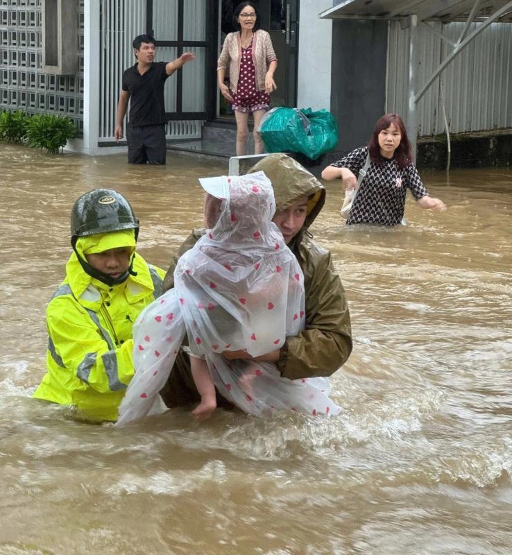 Mưa lũ chia cắt Huế công an hỗ trợ di dời người dân an toàn xuyên đêm - Ảnh 1.