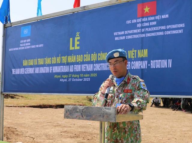 Người dân châu Phi nhảy múa trên cây cầu được chiến sĩ 'mũ nồi xanh' sửa chữa- Ảnh 8.