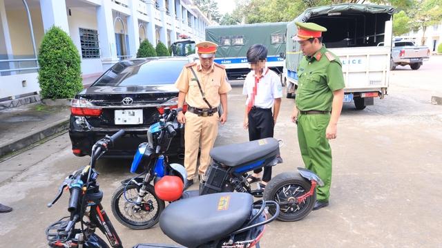 Hiểm họa từ độ chế xe đạp điện của học sinh đến trường - Ảnh 3. Hiểm họa từ độ chế xe đạp điện của học sinh đến trường - Ảnh 3.