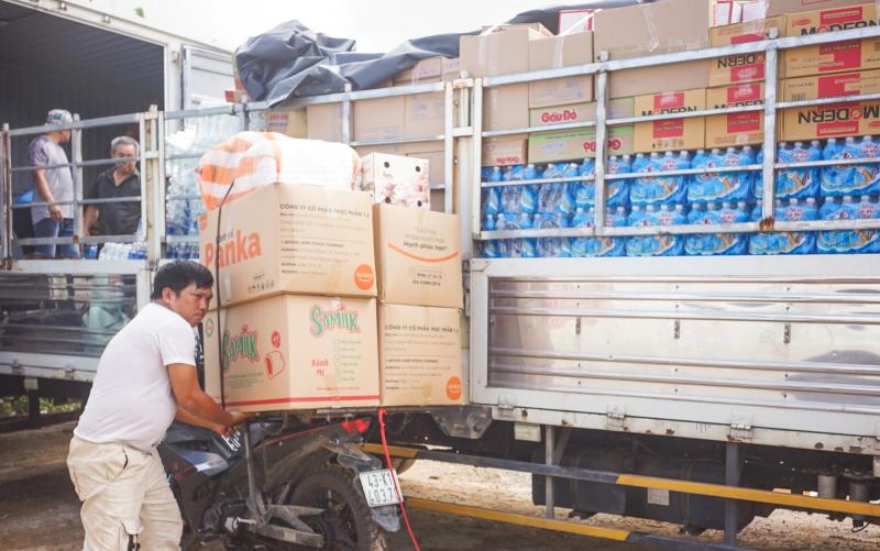 Người Đà Nẵng góp từng gói mì, chai nước gửi yêu thương ra vùng lũ miền Bắc - Ảnh 6.