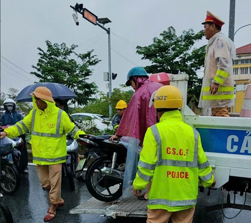 Mưa lũ chia cắt Huế công an hỗ trợ di dời người dân an toàn xuyên đêm - Ảnh 4.