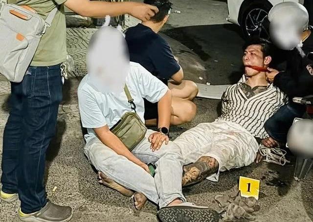Tú 'cơ' phi tang ma túy xuống bồn cầu như thế nào?- Ảnh 2. Tú 'cơ' phi tang ma túy xuống bồn cầu như thế nào?- Ảnh 2.