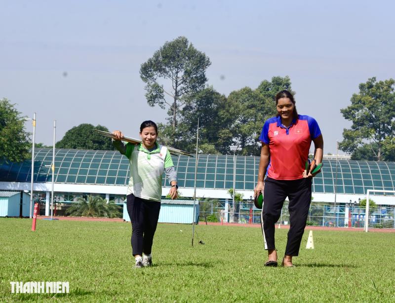 Cô gái khổng lồ cao hơn 2 m ở TP.HCM: 'Tôi phải sống cho chính mình' - Ảnh 7.