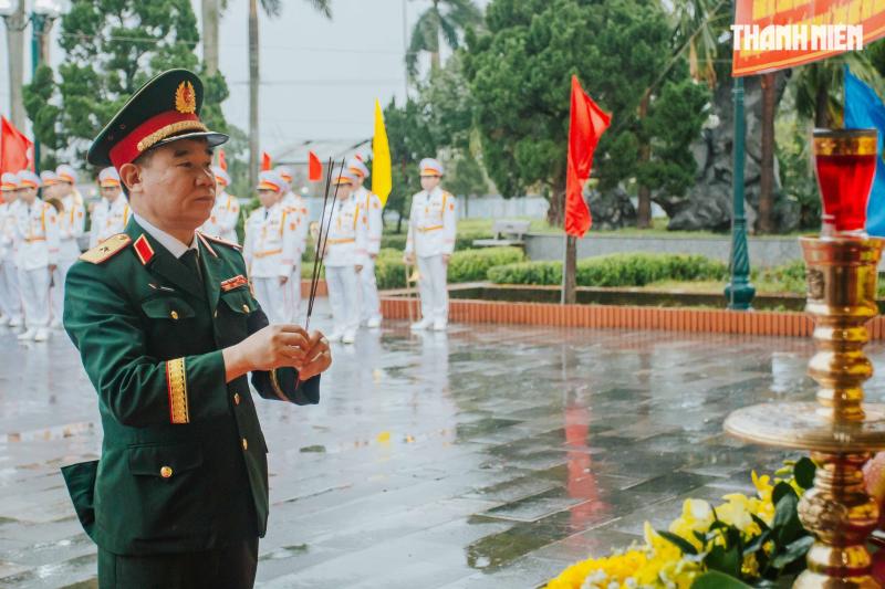 Truy điệu và an táng 34 hài cốt liệt sĩ tại quy tập tại P.Quảng Trị- Ảnh 2. Truy điệu và an táng 34 hài cốt liệt sĩ tại quy tập tại P.Quảng Trị- Ảnh 2.