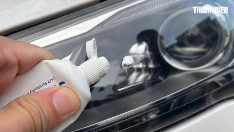 Thực hư việc làm sạch đèn pha ô tô bị ố vàng bằng kem đánh răng- Ảnh 2. Thực hư việc làm sạch đèn pha ô tô bị ố vàng bằng kem đánh răng- Ảnh 2.