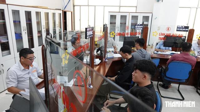 Hơn 6.300 cán bộ, công chức TP.HCM rời khu vực công - Ảnh 1.