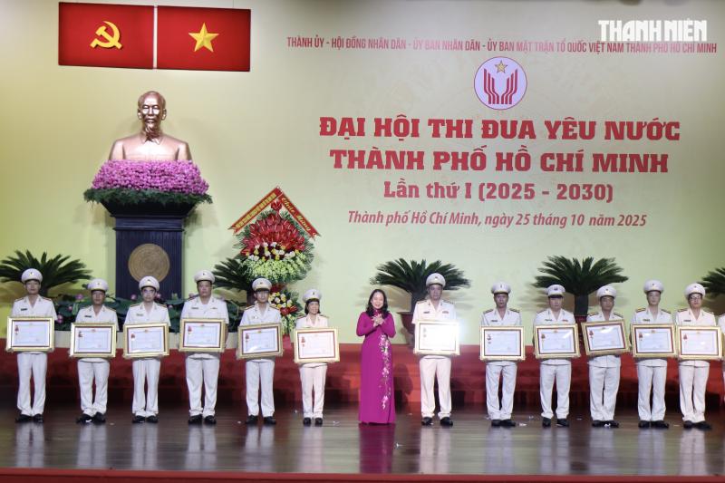 Công an TP.HCM nhận thư khen của Thủ tướng Chính phủ- Ảnh 2. Công an TP.HCM nhận thư khen của Thủ tướng Chính phủ- Ảnh 2.