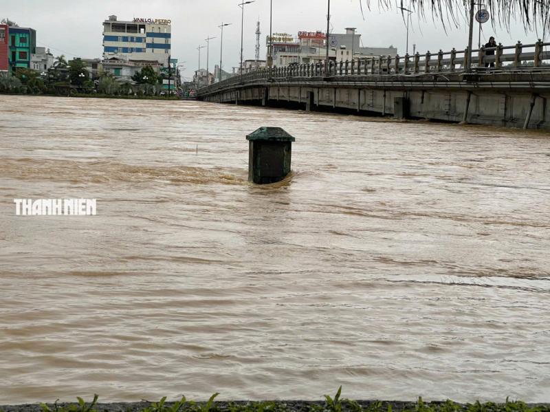 Nước lũ bao vây nhiều khu dân cư ở Quảng Ngãi- Ảnh 15. Nước lũ bao vây nhiều khu dân cư ở Quảng Ngãi- Ảnh 15.