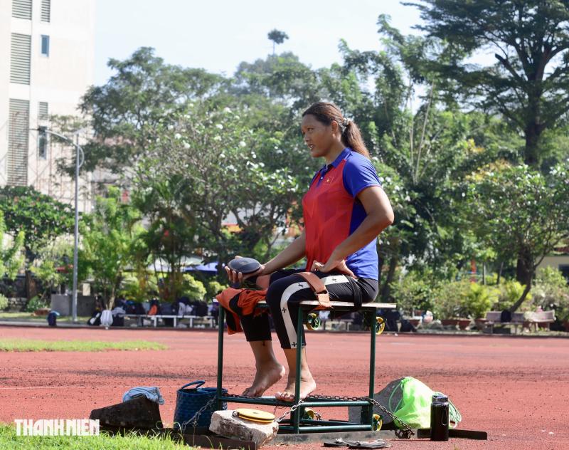 Cô gái khổng lồ cao hơn 2 m ở TP.HCM: 'Tôi phải sống cho chính mình' - Ảnh 2.