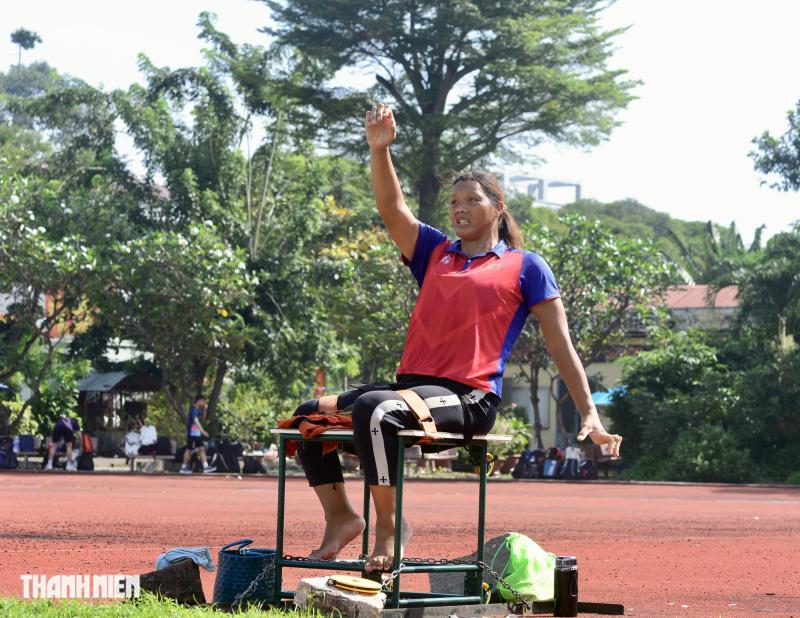Cô gái khổng lồ cao hơn 2 m ở TP.HCM: 'Tôi phải sống cho chính mình' - Ảnh 3.