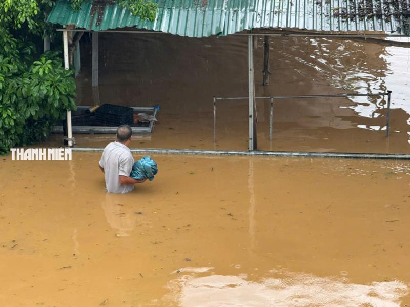 Nước lũ bao vây nhiều khu dân cư ở Quảng Ngãi- Ảnh 2. Nước lũ bao vây nhiều khu dân cư ở Quảng Ngãi- Ảnh 2.