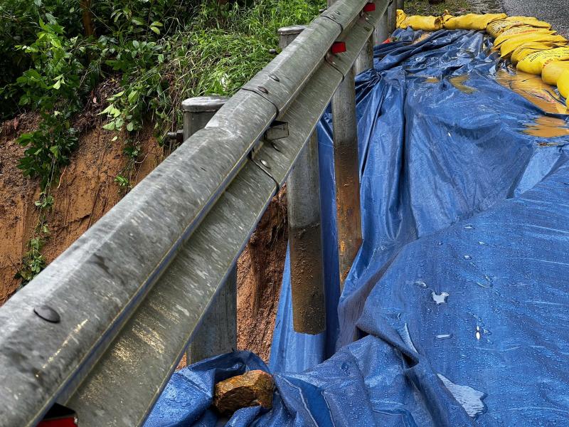 TP.Huế: Xói lở nghiêm trọng QL49 dọc sông Hương- Ảnh 3. TP.Huế: Xói lở nghiêm trọng QL49 dọc sông Hương- Ảnh 3.