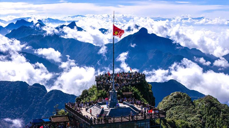 Khoảnh khắc xúc động trong lễ thượng cờ Tổ quốc trên 'nóc nhà Đông Dương'- Ảnh 1.