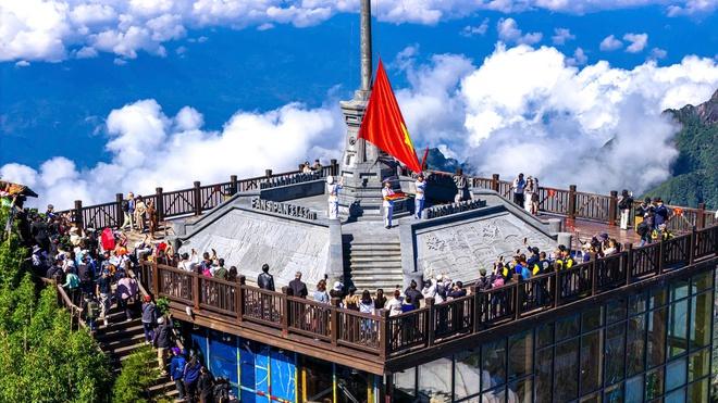 Khoảnh khắc xúc động trong lễ thượng cờ Tổ quốc trên 'nóc nhà Đông Dương'- Ảnh 5.