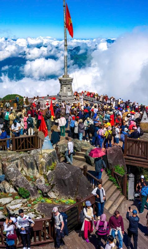 Khoảnh khắc xúc động trong lễ thượng cờ Tổ quốc trên 'nóc nhà Đông Dương'- Ảnh 7.