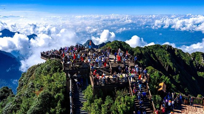 Khoảnh khắc xúc động trong lễ thượng cờ Tổ quốc trên 'nóc nhà Đông Dương'- Ảnh 8.