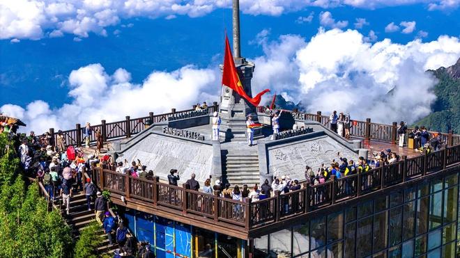 Khoảnh khắc xúc động trong lễ thượng cờ Tổ quốc trên 'nóc nhà Đông Dương'- Ảnh 4.