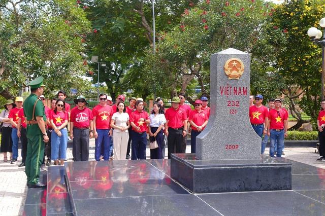TP.HCM có 'tour cột mốc', gặp các chiến sĩ biên phòng- Ảnh 4. TP.HCM có 'tour cột mốc', gặp các chiến sĩ biên phòng- Ảnh 4.