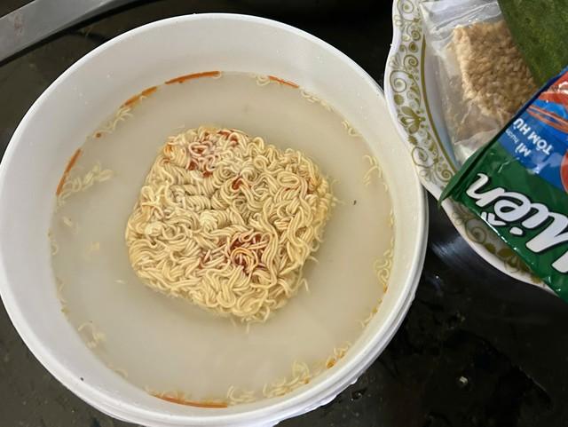 Sinh viên Huế trở tay không kịp, xe cộ, đồ đạc bị nhấn chìm trong nước lũ - Ảnh 3. Sinh viên Huế trở tay không kịp, xe cộ, đồ đạc bị nhấn chìm trong nước lũ - Ảnh 3.