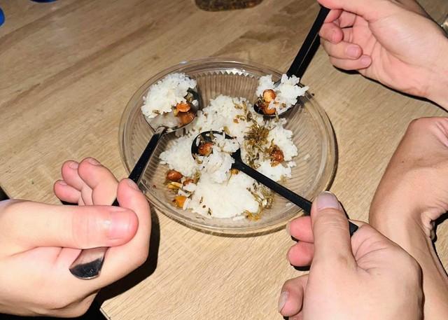Sinh viên Huế trở tay không kịp, xe cộ, đồ đạc bị nhấn chìm trong nước lũ - Ảnh 4. Sinh viên Huế trở tay không kịp, xe cộ, đồ đạc bị nhấn chìm trong nước lũ - Ảnh 4.