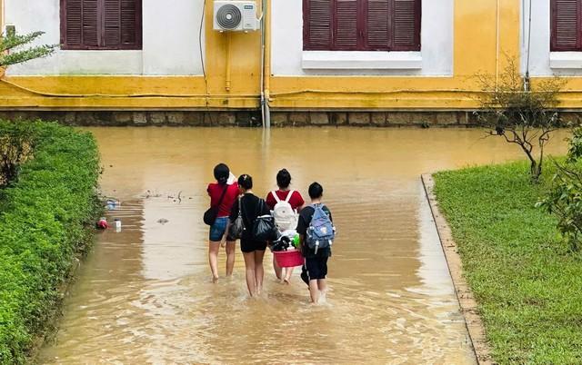 Sinh viên Huế trở tay không kịp, xe cộ, đồ đạc bị nhấn chìm trong nước lũ - Ảnh 7. Sinh viên Huế trở tay không kịp, xe cộ, đồ đạc bị nhấn chìm trong nước lũ - Ảnh 7.