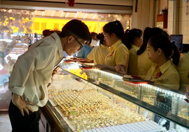 Giá vàng miếng SJC lập kỷ lục mới - Ảnh 1. Giá vàng miếng SJC lập kỷ lục mới - Ảnh 1.