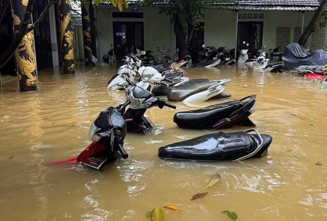Sinh viên Huế trở tay không kịp, xe cộ, đồ đạc bị nhấn chìm trong nước lũ - Ảnh 1. Sinh viên Huế trở tay không kịp, xe cộ, đồ đạc bị nhấn chìm trong nước lũ - Ảnh 1.