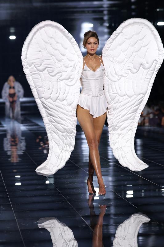 Jasmine Tookes khoe bụng bầu, Gigi Hadid, Alessandra Ambrosio… bốc lửa ở show Victoria's Secret 2025- Ảnh 7. Jasmine Tookes khoe bụng bầu, Gigi Hadid, Alessandra Ambrosio… bốc lửa ở show Victoria's Secret 2025- Ảnh 7.