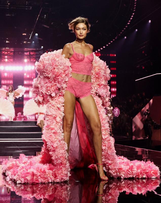 Jasmine Tookes khoe bụng bầu, Gigi Hadid, Alessandra Ambrosio… bốc lửa ở show Victoria's Secret 2025- Ảnh 5. Jasmine Tookes khoe bụng bầu, Gigi Hadid, Alessandra Ambrosio… bốc lửa ở show Victoria's Secret 2025- Ảnh 5.