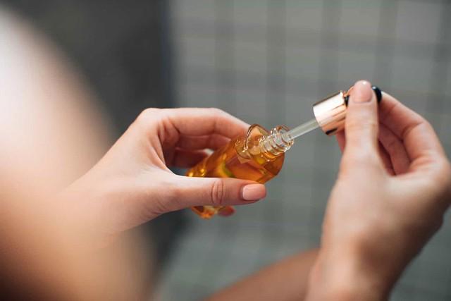 Sốc: Dùng Vitamin C sai cách, chuyên gia tiết lộ bí mật da lão hóa cấp tốc - Ảnh 2.