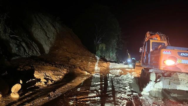 Đèo Gia Bắc sạt lở nhiều điểm, QL28 tê liệt hoàn toàn- Ảnh 3. Đèo Gia Bắc sạt lở nhiều điểm, QL28 tê liệt hoàn toàn- Ảnh 3.
