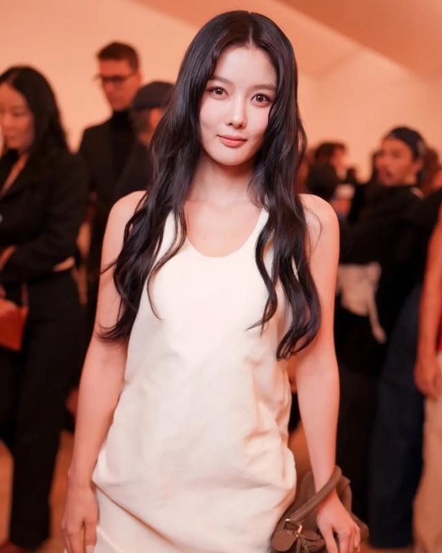 'Diệu tuyệt sư thái' Huệ Anh Hồng: Biểu tượng thời trang ở tuổi 65 - Ảnh 8. 'Diệu tuyệt sư thái' Huệ Anh Hồng: Biểu tượng thời trang ở tuổi 65 - Ảnh 8.