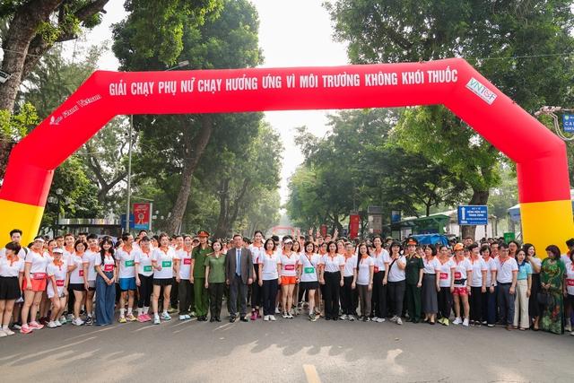 Hoa khôi Vũ Hương Giang tham gia giải chạy vì môi trường không thuốc lá - Ảnh 1.
