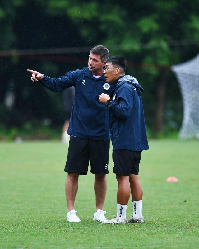 Sếp lớn CLB Hà Nội nói điều bất ngờ trong ngày huyền thoại Harry Kewell ra mắt truyền thông- Ảnh 7. Sếp lớn CLB Hà Nội nói điều bất ngờ trong ngày huyền thoại Harry Kewell ra mắt truyền thông- Ảnh 7.