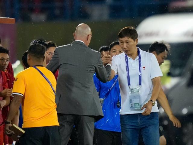 Người đang đối đầu với ông Kim Sang-sik có sự nghiệp li kì cỡ nào: 'Những hành trình điên rồ'- Ảnh 1. Người đang đối đầu với ông Kim Sang-sik có sự nghiệp li kì cỡ nào: 'Những hành trình điên rồ'- Ảnh 1.
