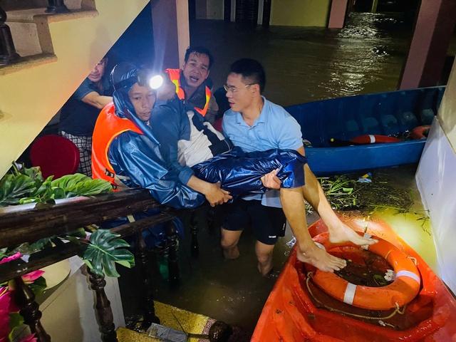 TP.Huế nhiều người bị nước cuốn trôi mất tích- Ảnh 3. TP.Huế nhiều người bị nước cuốn trôi mất tích- Ảnh 3.