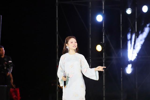 Phương Mỹ Chi khuấy động quảng trường Phan Thiết bằng giọng hát dân ca ngọt lịm- Ảnh 2. Phương Mỹ Chi khuấy động quảng trường Phan Thiết bằng giọng hát dân ca ngọt lịm- Ảnh 2.