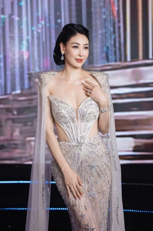 Nhan sắc khác lạ của hoa hậu Hà Kiều Anh ở tuổi gần 50 - Ảnh 1.