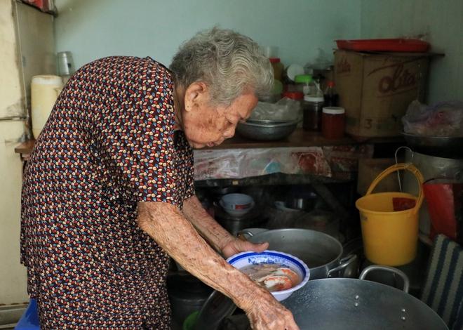 Con gái qua đời, cụ bà U.90 bán bún mọc ở TP.HCM: 'Còn sức là còn làm!' - Ảnh 3.