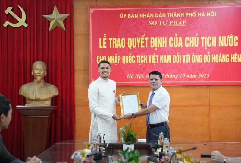 Đỗ Hoàng Hên xúc động khi trở thành công dân Việt Nam: 'Tôi khao khát cống hiến cho Tổ quốc'- Ảnh 1.