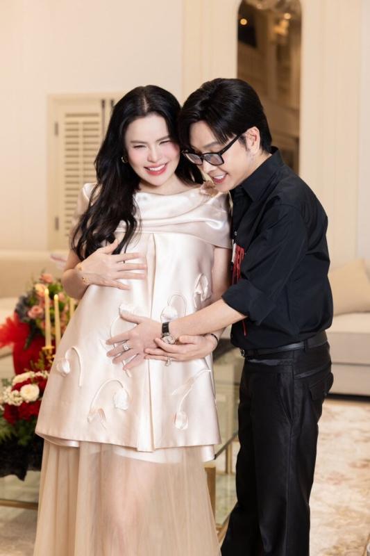 NSƯT Vũ Luân đón con gái đầu lòng - Ảnh 1.