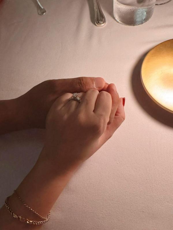 Băng Di được bạn trai Việt kiều cầu hôn - Ảnh 1.