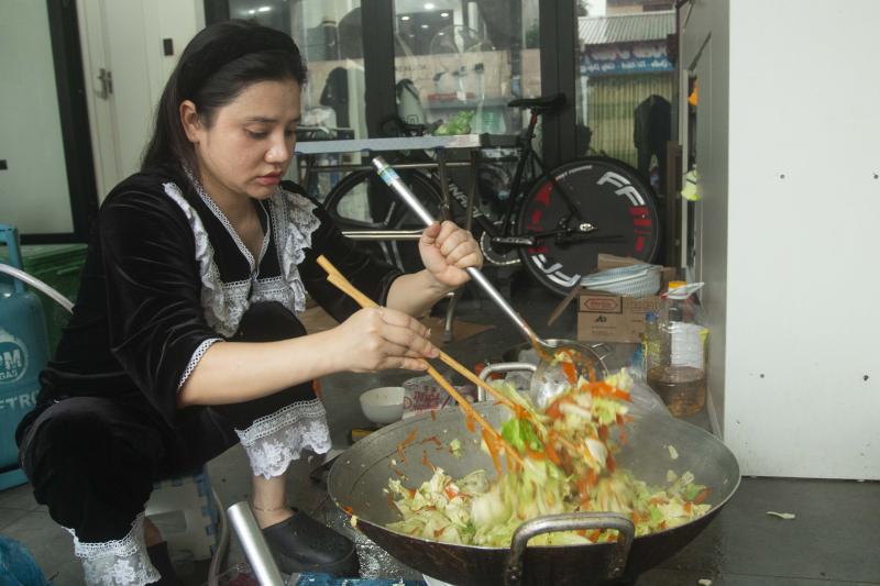 Thịt kho, chả trứng, rau xào... cùng ân tình người Quảng Trị gửi vào vùng lũ Huế- Ảnh 1.