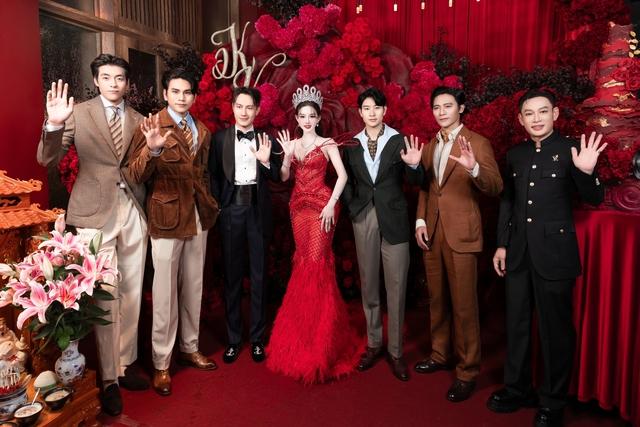 Lâm Khánh Chi đọ sắc cùng 'búp bê châu Á' - Ảnh 1. Lâm Khánh Chi đọ dáng cùng 'búp bê châu Á' - Ảnh 1.
