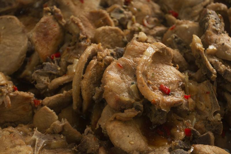Thịt kho, chả trứng, rau xào... cùng ân tình người Quảng Trị gửi vào vùng lũ Huế- Ảnh 4.