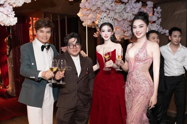 Lâm Khánh Chi đọ dáng cùng 'búp bê châu Á' - Ảnh 7.